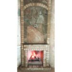 Kominek jest wyłożony kamieniem naturalnym, drewnem i cegle