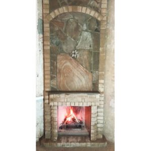 Kominek jest wyłożony kamieniem naturalnym, drewnem i cegle