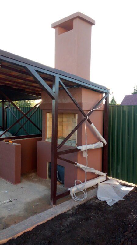 Grill ogrodowy jest otynkowany i pomalowany.