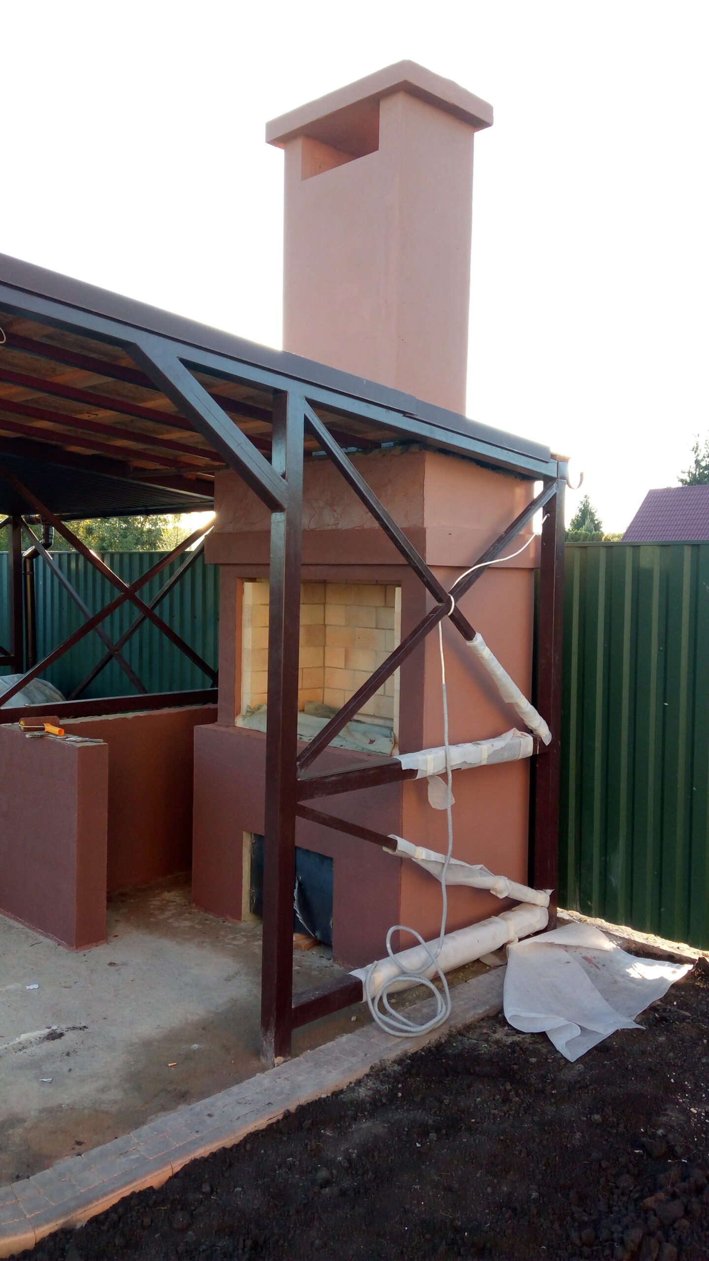 Grill ogrodowy jest otynkowany i pomalowany.