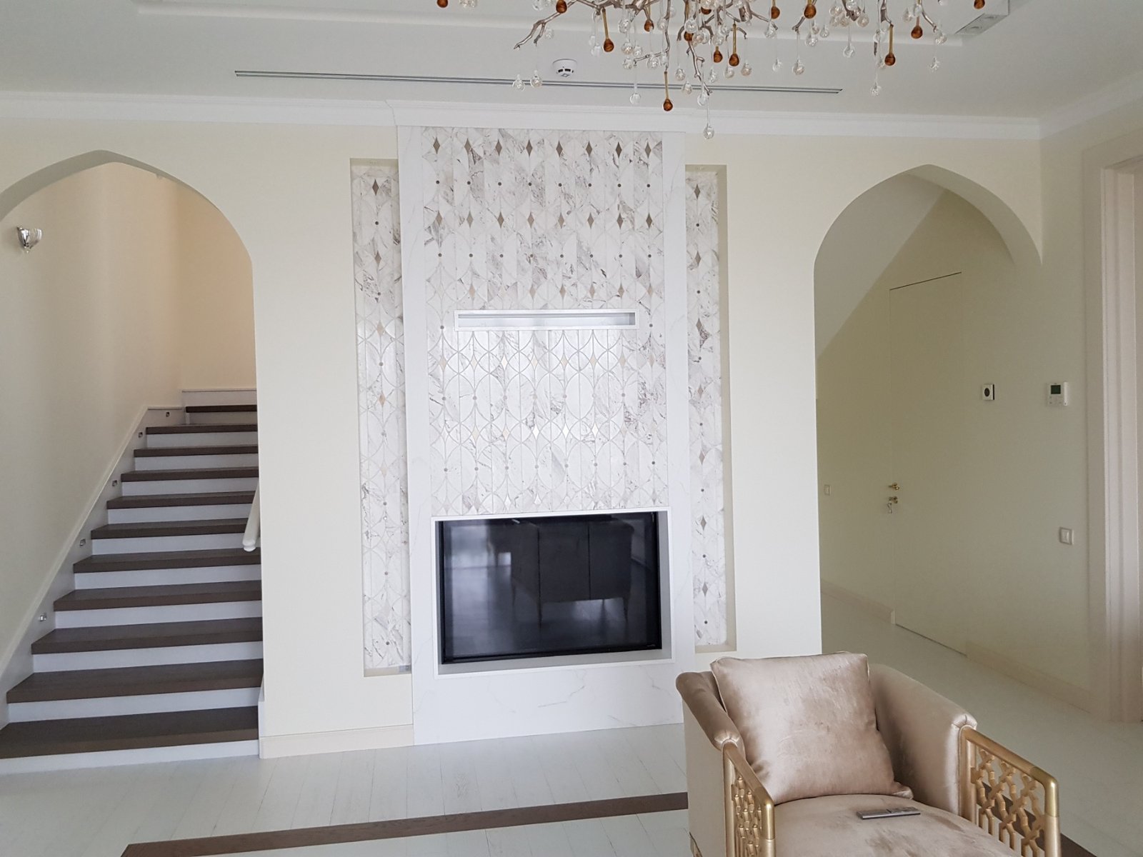 Kominek z kafli ceramicznych.