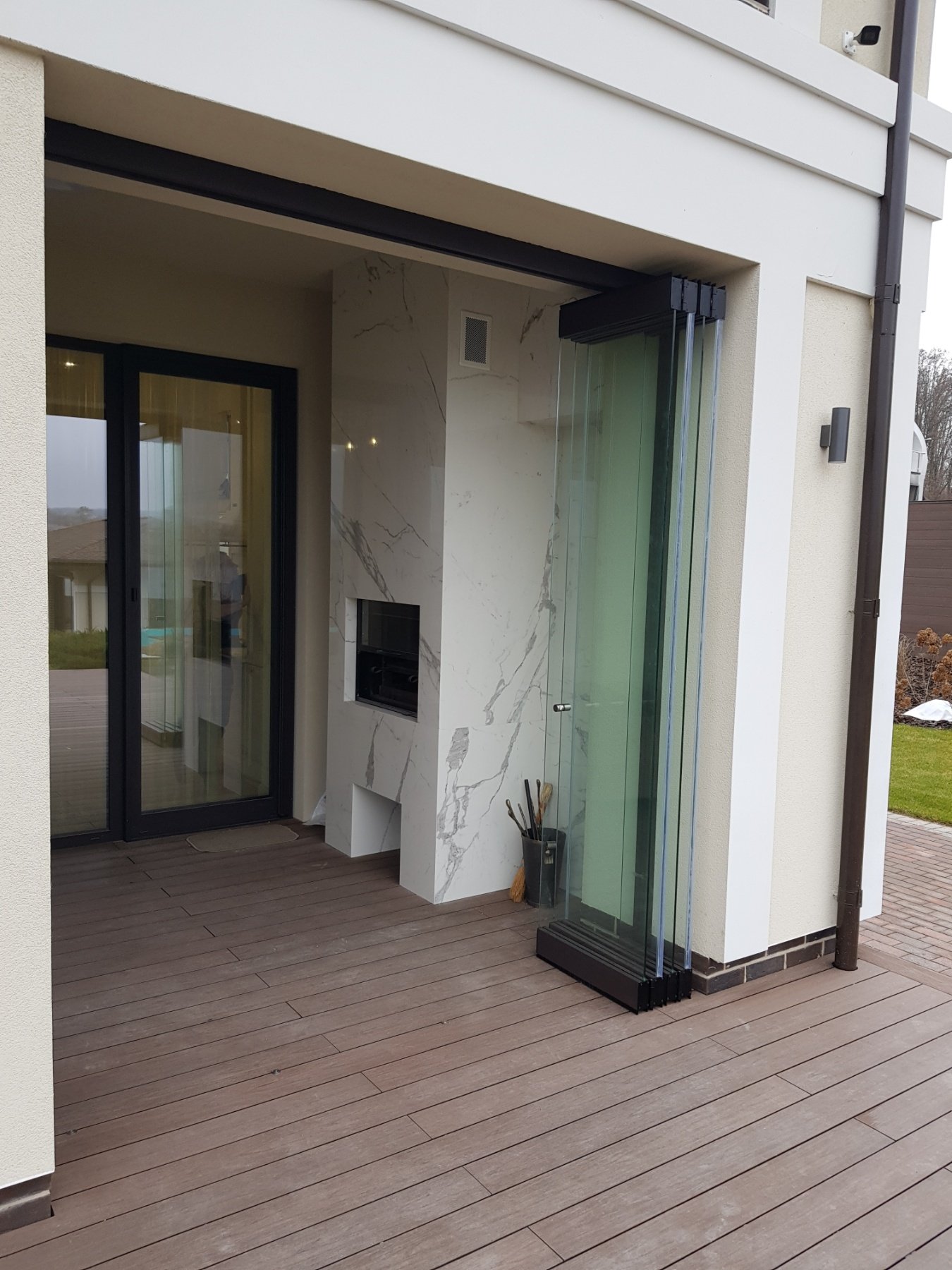 Kominek z kafli ceramicznych.