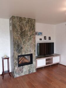 Kominek wyłożony kamieniem naturalnym