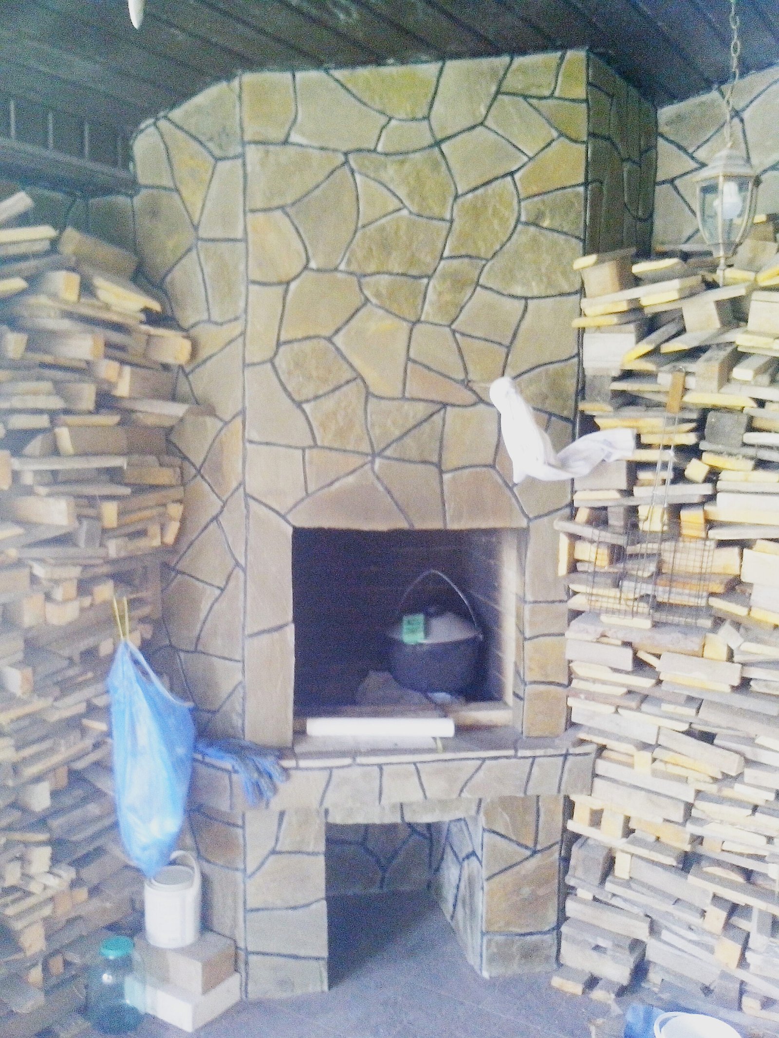 Grill ogrodowy wyłożony jest kamieniem naturalnym, płytkami ceramicznymi 