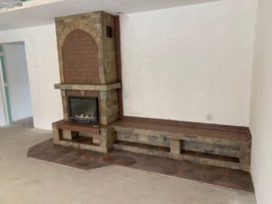 Kominek wyłożony kamieniem naturalnym i płytkami ceramicznymi