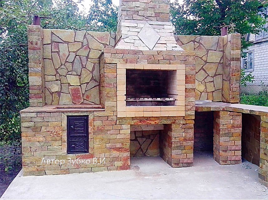 Grill ogrodowy wyłożony jest kamieniem naturalnym, płytkami ceramicznymi 