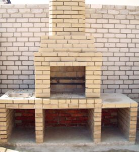 Grill ogrodowy wykonany z cegły