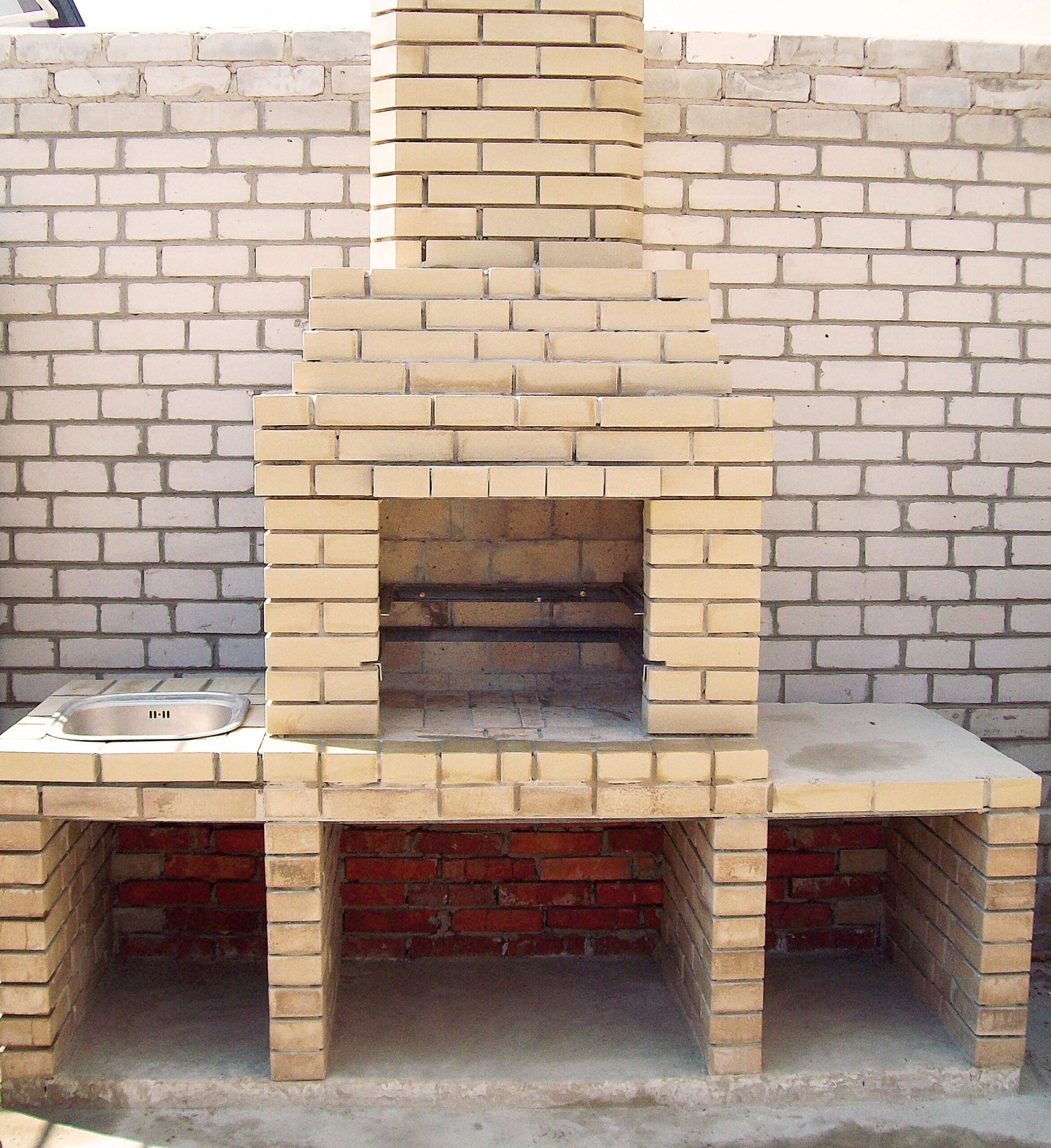 Grill ogrodowy wykonany z cegły