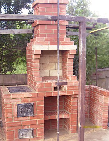 Grill ogrodowy wykonany z cegły