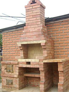 Grill ogrodowy wykonany z cegły