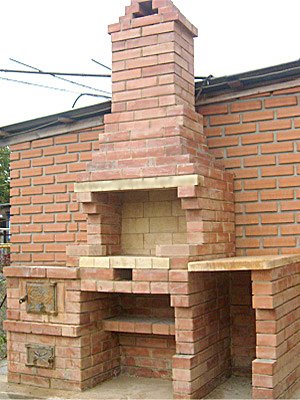 Grill ogrodowy wykonany z cegły