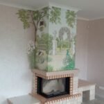 kominek wyłożony naturalnym kamieniem i pomalowany artystycznymi malowidłami ściennymi