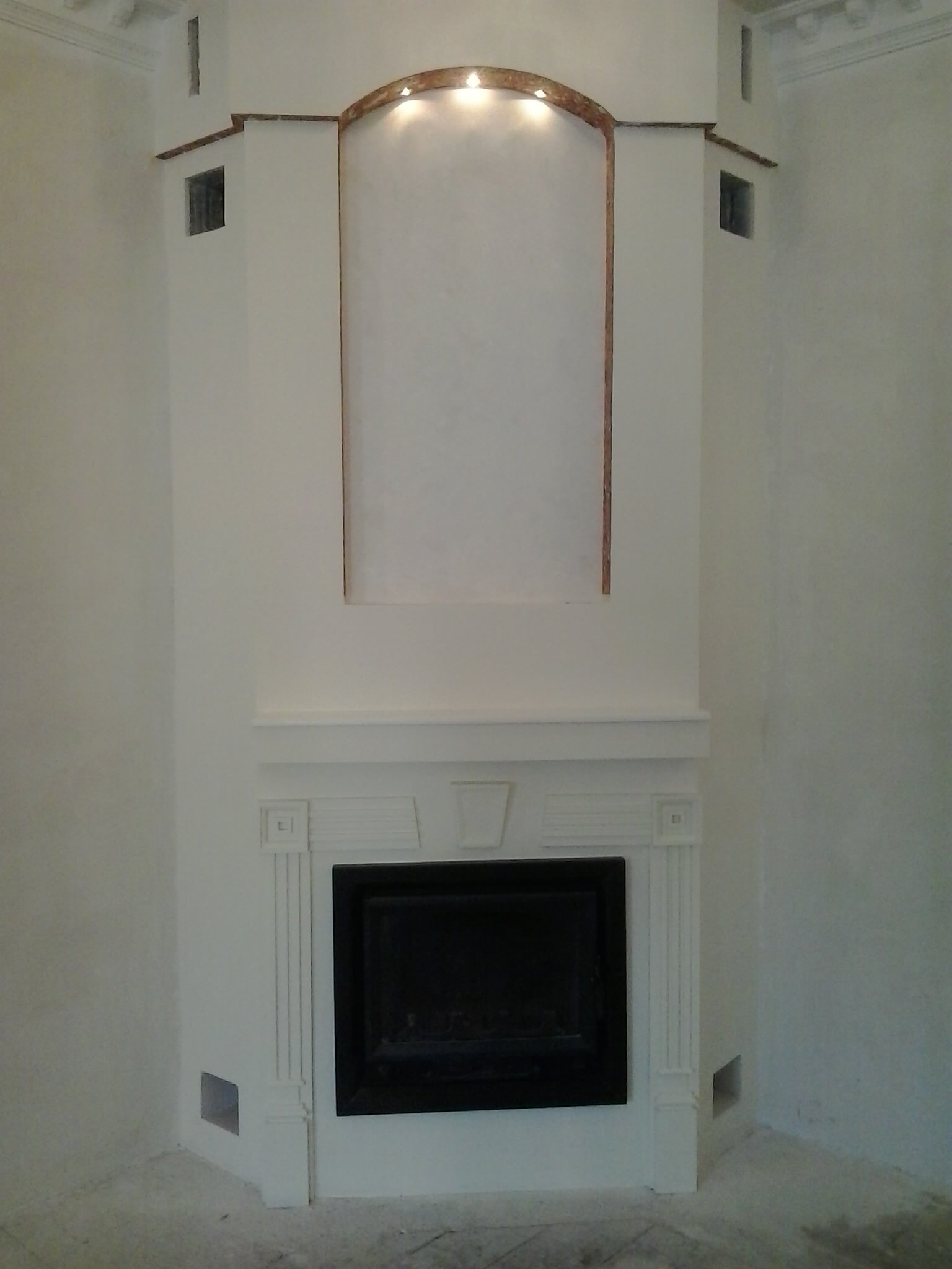 "Sztukateria gipsowa w wykończeniu kominka"