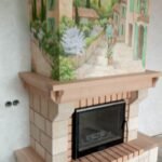 kominek wyłożony naturalnym kamieniem i pomalowany artystycznymi malowidłami ściennymi